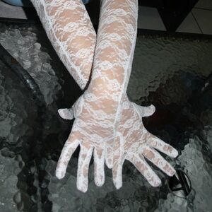 Elegant White Lace Gloves